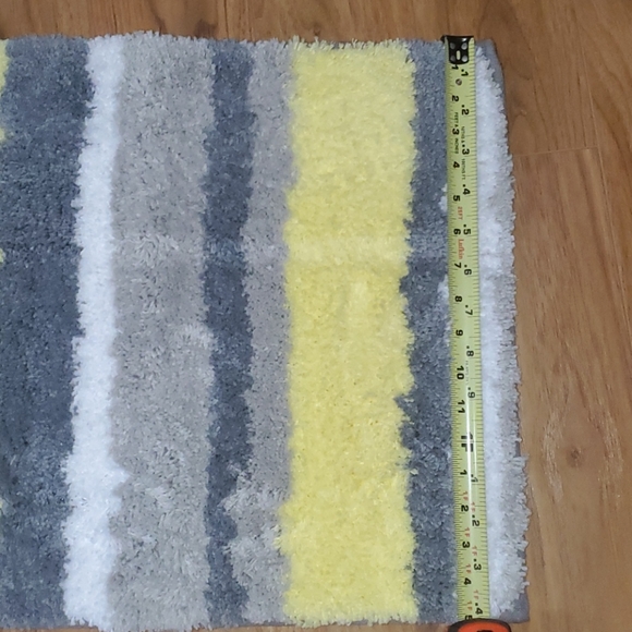 NWOT Small Grey/Yellow/White Striped Bath Mat - Picture 5 of 5